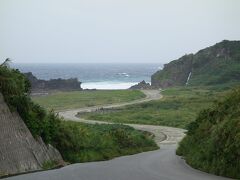 島の北岸にある「ミーフガー」というところへと向かいます。台風が接近しているため、海が荒れているのがこんな遠くからもわかります。
ここはミーフガーへと至る道の途中にある具志川城跡付近です。
