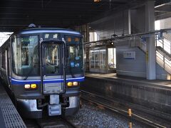 　松任駅到着です。
　ここで、金沢駅を6分後に出発した「サンダーバード6号」を退避します。