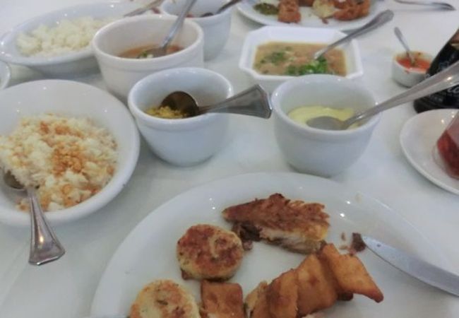 やけ食いではないけど<br />晩ごはんは、わりとまともなレストランに行ってみました。<br />結構広い店内。<br />満員でちょっと待たされましたが<br />お客さんは皆、ユニフォーム姿のままでした。<br /><br />コロンビアサポさん達、盛り上がってたなぁ〜。<br />いいなぁ〜<br /><br />メニューは揚げた川魚料理中心かな。<br />