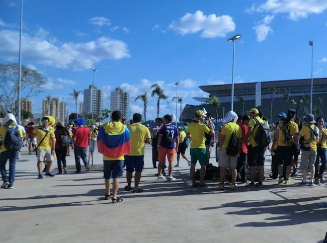 コロンビアのユニフォームも黄色で<br />地元ブラジルのユニフォームも黄色なので<br />一瞬黄色だらけ。
