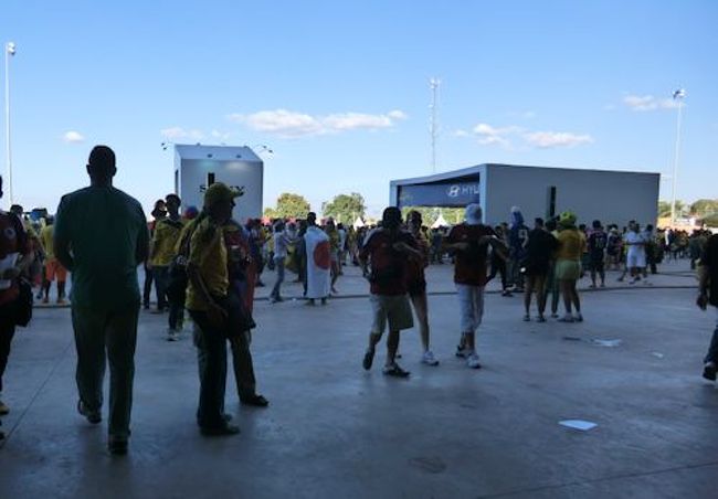 スタジアムの裏側ではイベントブースなどもあり<br />日陰になっているのでいい感じです。<br /><br />この辺りで知人に会いました＾＾<br />来ているはずだったので、夫が電話してみたところ<br />30秒後には会えました。<br />なんだか不思議な感じ。<br />