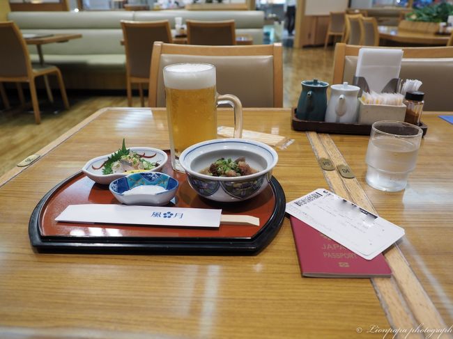 ちょっと早い夕食。<br />風月の晩酌セットです。<br />機内食がでるかな〜と思い軽めに。<br />ちなみに、今回初めてウェブチェックインをしてみました。<br />試行錯誤で前日の夜にしましたが、ほぼ満席でシートは選べませんでした。