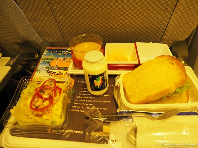 あまり寝れずに、KUA AINAの朝食。<br />ハンバーガーとオレンジジュース。<br /><br />