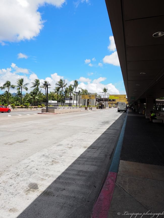 イミグレは３０分程度で終わりやっとホノルル。<br />今回は一人旅だけどJALパックなので、団体出口へ。<br />間違えて個人出口に出てしまい、一人ウロウロ。<br />でもすぐに団体旅行用の集合場所みつけました。<br />さすがに、一人は自分一人だけ。みんな家族旅行で楽しそう。<br />