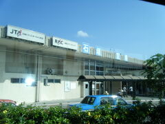 石垣空港に着きました。（新空港ではありません）

空が青い！
