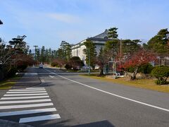 〔 海上自衛隊(旧海軍兵学校) 〕

江田島までやってきた１番の理由、それは「海上自衛隊第１術科学校（旧海軍兵学校跡地）」を見学するため。

こちらでは一般向けに約１時間半の構内見学を行っていて、休日だと１日４回あります。
その１回目が10時からスタート（受付は30分前から）なので、９時半過ぎに学校の正門前に到着。
ここで受付（個人は予約不要）をして、構内へ入ってゆきます。