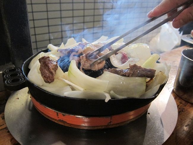 七輪の上にたくさんの玉ねぎが盛り付けられている鉄鍋がセットされてました。ジンギスカンってクセがあるって聞いていましたが、このお店の成熟した生マトンはクセも臭みもなくとても柔らかかったので、もりもり食べてしまいました。