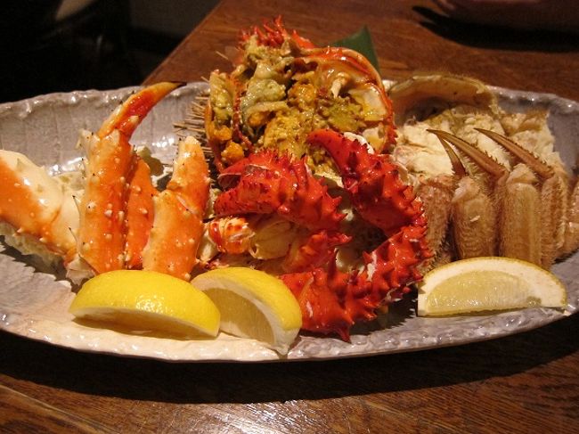 このお店を選んだ最大の理由は、4月〜9月が旬の希少カニ「花咲ガニ」を食べられるお店だったから。<br />写真はタラバ・毛かに・花咲かにの3種の食べ比べができる「かにの3種盛り」。ひとくちにカニって言っても、それぞれ味が違うっていうのを実感。ぜいたくな一皿でした。