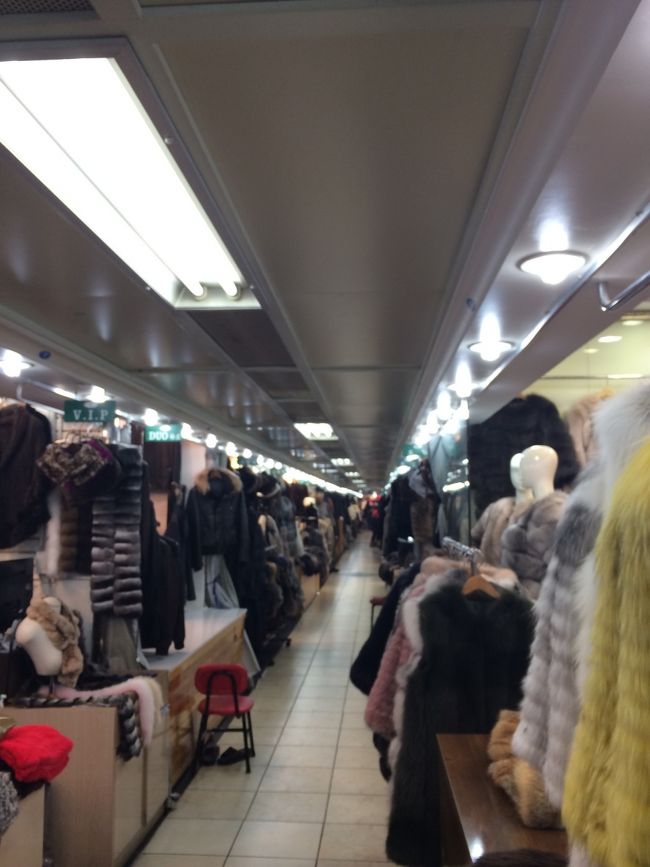 24時近くってもまだまだ今日は終わらない！<br />これからが旅の目的の1つ、東大門ショッピングGO！！<br />失くした手袋と同じ物が欲しくって光熙市場へ。<br />無事に目的が達成出来て大満足！<br />
