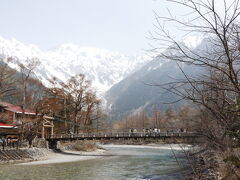 　昨秋は、大正池から河童橋まで散策しましたが、今回は明神池までの散策のつもりなので、終点の上高地バスセンターまで乗りました。