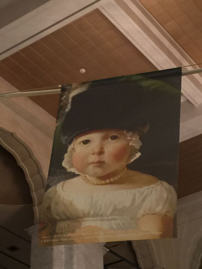 では、今回注目した絵を少し<br />紹介させて頂きます。<br /><br /><br />『デュビュッフ一家,1820年』<br />絵の真ん中にいる<br />末息子の肖像です。<br /><br />クロード・マリー・デュビュッフ<br />1820年　ルーブル美術館所蔵<br /><br />なんか、観た事ある気がしました<br />ルーブル所蔵なので<br />きっと観た事あったんでしょうね。<br />彼の表情が本当に愛らしい… ^^