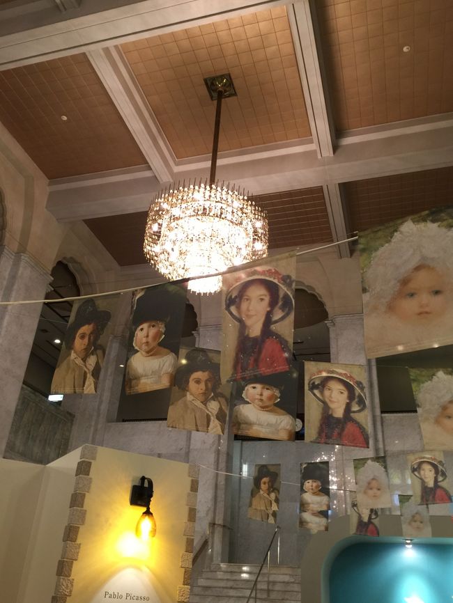 美術館のエントランスホール<br /><br />先の３点、ルソーの絵以外は<br />ポストカードの販売がなくて<br />こちらのフラッグから<br />撮らせていただきました。