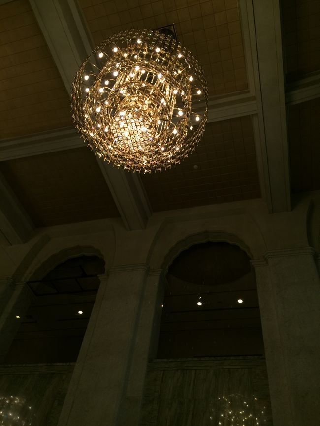 エントランスホールのシャンデリア