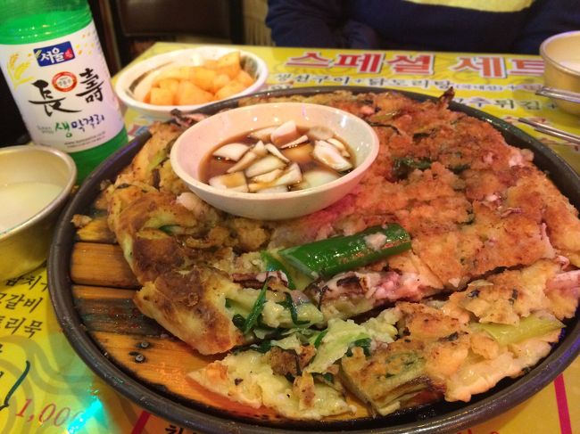 ホテル近くはパジョン通り。<br />お夜食にパジョン＆長寿♪