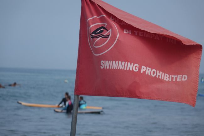 ＜クタ・スミニャック２日目＞<br /><br /><br />泳ぐの禁止！な旗が５０ｍおきに立ててあるから、<br />どこだったら、えーーんじゃい、てな感じ。<br />クタのビーチだと潮の流れもそこまで酷くないから<br />無茶さえしなければ、流されることなんてのもそんなにないんじゃないかな。<br /><br />なーーんて、ことは、よく、ある。みたい。