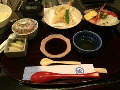 海鮮丼と天ぷらの定食です。
なかなか豪華です。