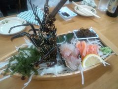 激揺れの中、ワンバウンド着地で無事沖縄到着。

風速１５ｍほどで小雨。

レンタカーを借りて、第一牧志公設市場に行く。

エビとタイと貝を頂く。４人で１万円ちょっとなので割安。