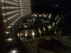 強風でちょっと怖いけど、途中のイオンマックスバリュ石川で食材を仕入れて、無事カフーリゾートフチャクコンド・ホテルに到着。

駐車場まで遠いので家族はフロントでおろして、私がレインコートを着て移動かなあと思っていたら、ホテルの方が移動してくれるとのこと！（感激）

部屋は６０１号、一番端でエレベーターホールから１分ほど歩くけど、景色は抜群。

とりあえず、キッチン小物類のサポートアイテムを借りようと電話すると「品切れ」と伝えられる（涙）。しかし、台風来ているし食材も購入済みなのでと直訴すると相談後、なんとか１セット持ってきてくれるとのこと（感謝）。

３０分後くらいにアイテム一式到着。きっと急いで準備してくれたのだろうと思う。