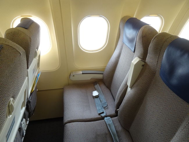 バニラエアの塗装をしていますが、元全日空の中古。<br />なので、座席間隔も昔のままの快適空間です。<br /><br />HPで予約の際に、座席表を見ると4列目が無いのが全日空中古機です。