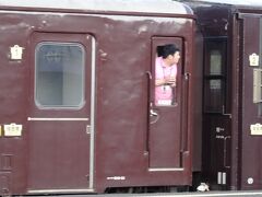 そして富良野駅に到着。
乗車証明をもらった方は、車掌さんでした。
ピンクのポロシャツにジーパンの車掌さんって新鮮。