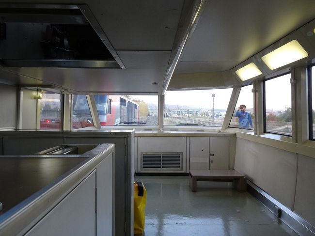 先頭車は展望なのですが、運転席部分が低すぎてシートを配置できなかったのでしょうか。立ち入り禁止区域となっています。<br />この車両が自由席だったので、運よく左側最前列を取れましたが、景色はあまり見られませんでした。<br /><br />小田急さんに作り方聞けばよかったのに…。