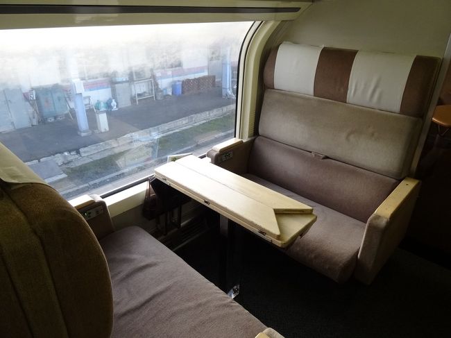 2階建て車両は4人用コンパートメントになっています。