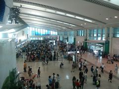 沖縄に到着した初日に帰りの便は欠航だろうと思って、ANA旅作ツアーデスクに電話したら、すぐに予約変更してくれました。

12日(日)午後から那覇空港が再開したため、数千人の欠航手続きの方々が。。

もし、初日に予約変更してなければ、私もあの列に数時間並ぶ羽目だったのかと思うとANA旅作ツアーデスクの方に感謝。

いつもは格安弾丸ツアーなのですが、義理の両親も一緒だからANA旅作しておいて良かった。

でもJALは引き返しなどで欠航が相次いでいたので、ANA対応に本当に感謝。