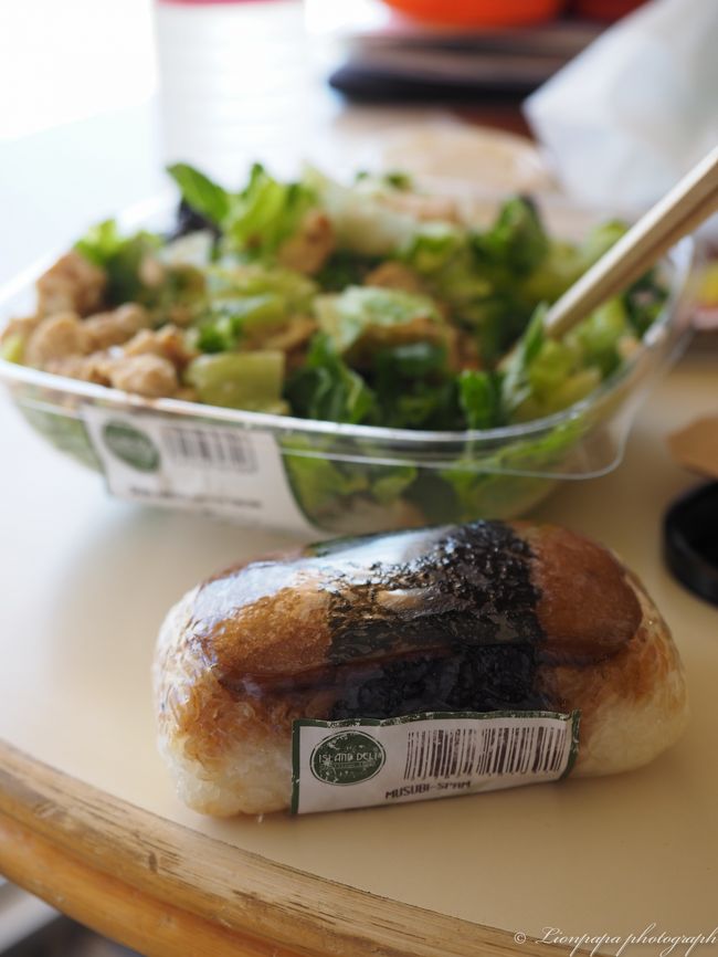 とりあず、腹が減ったのでホテルの１FにあるABCマートで<br />サラダとスパムおにぎり買ってきました。