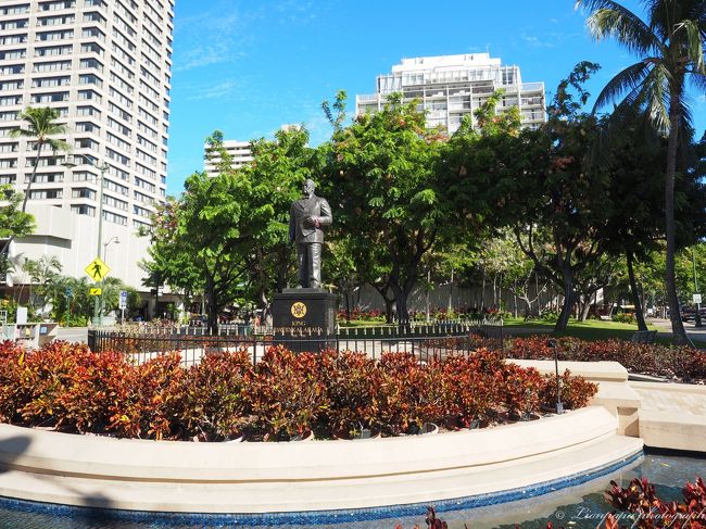 カラカウア通りとクヒオ通りの間のワイキキ・ゲートウェイ・パーク。<br />ハワイ王国7代目の王、デビッド・カラカウアの銅像