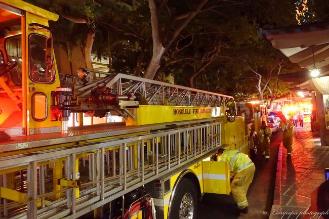 仕事の帰り道<br />何かあったみたいです。<br />よくわからんけど<br />HONOLULU FIRE DEPARTMENT 消防車両<br />日本と違い黄色でした。