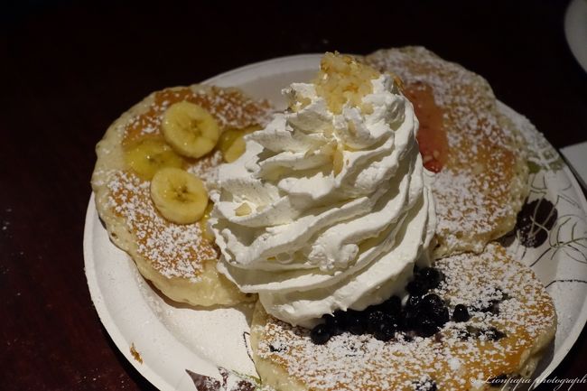 フルーツのミックスのパンケーキを頼みました。<br />パンケーキ３枚です。<br />さすがに食べれませんでした。<br />後輩が全部食べてくれました。さすが。