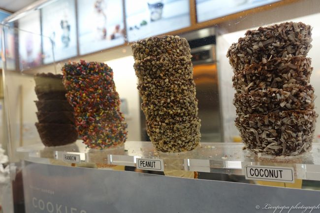 お腹いっぱいだけど、お酒のせいかな？みんなで寄り道しました。<br />ホテルの下にあるハーゲンダッツ食べました。<br />追加料金払ってPEANUT付きのコーンにしましたが、<br />チョコとナッツが付いてるのは上の方だけでした。<br />毎晩なんか食べてます。