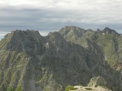 　左から、北穂高岳、涸沢岳、そして一番右奥が奥穂高岳です。北穂高岳山荘までの険しい道のりが手に取るのようにわかりました。
