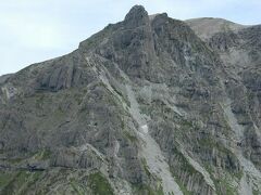 　南岳を後にして、大キレット、飛騨泣きを経て北穂高岳へ至る岩稜。