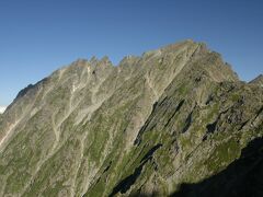 　紀美子平まで下り、ここに荷物を置いて前穂高岳へアタックです。奥穂高岳方面を振り返ります。