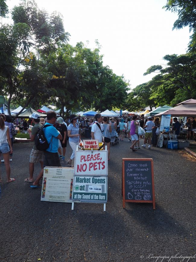 帰りに寄り道<br />土曜日のみあっているKCCファーマーズマーケット。<br />ほぼ日本人？<br />