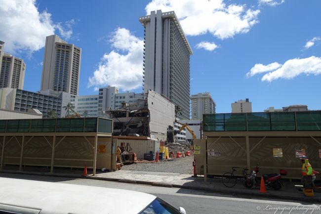 ワイキキにさらに大きいショッピングモールが建設中です。<br />すごいですね。