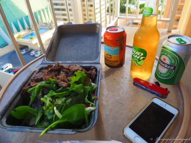 友人から貰った各ビール。<br />飲み比べながらラナイで早いディナーです。