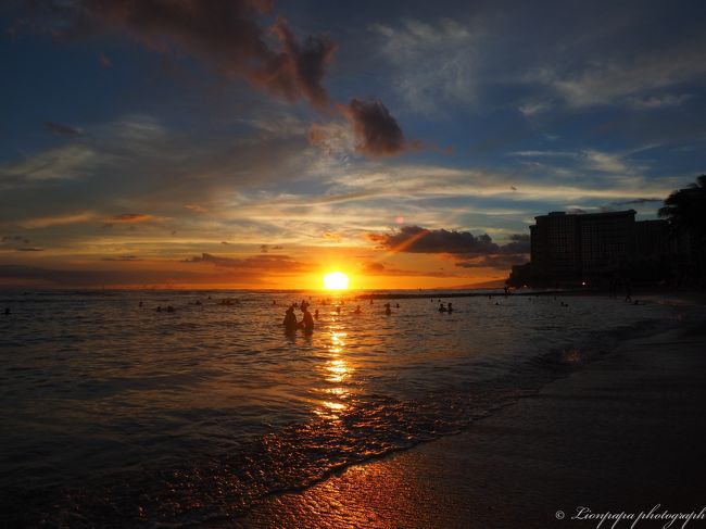 そして最後の夜。<br />ワイキキビーチにでました。<br />ちょうどサンセット。