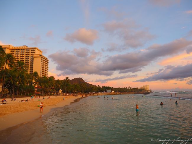 ダイヤモンドヘッドも夕日に照らされてます。