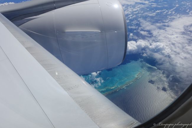 途中で見えた珊瑚の島<br />機内放送で何とかかんとかと言っていたけど<br />わからんやった。