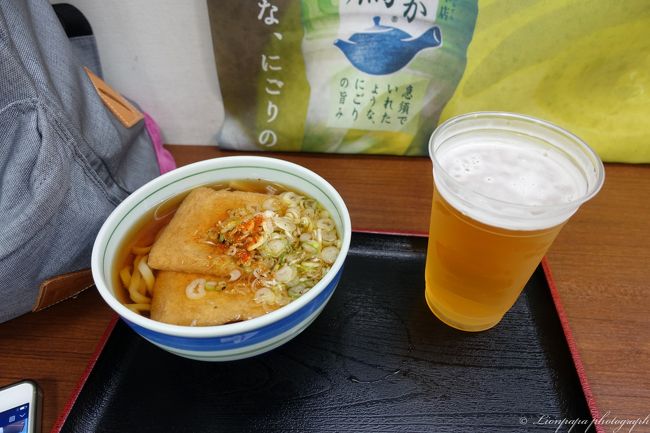 なんかあっさりうどんが食べたくなり注文。<br />なぜかビールも