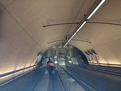 Kamppiのショッピングセンター地下から地下鉄に乗ってマリメッコアウトレットを
目指します。