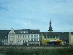 10:14頃 リューデスハイムに到着。ここから大勢乗り込んで来ます。教会に見える黄色い建物はHotel M&#252;ller-Ebeid、その左のピンクはBr&#246;mserhaus Restaurant Cafe。