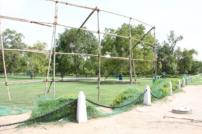 銃をもった兵士が50mおき位に配置されてました。