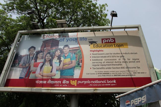 荷物が重くなってきたのと暑くて疲れたので一度ホテルに戻ることにします。<br /><br />ここで捕まえたオートリキシャーのおっさん。<br />いつものようにインペリアルまでの運賃交渉しようとしたら<br />「今俺は最高にハッピーだから金はいらない」とか言い出したので<br />やばいか？と思ったがちゃんとホテルまで連れて行ってくれた。<br /><br />しかし金はいらないとか言われると逆にどうしても渡さないといけない気分になり、とりあえず100ルピー渡した。やるなあのおっさん。