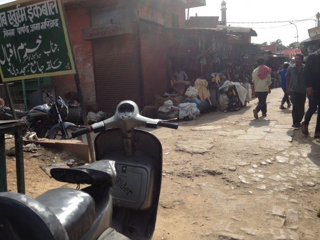 一回荷物を置いて、またオートリキシャーに乗ってランチに行きます。<br /><br />舗装道路ではなくなり、下町感あふれるゾーンに