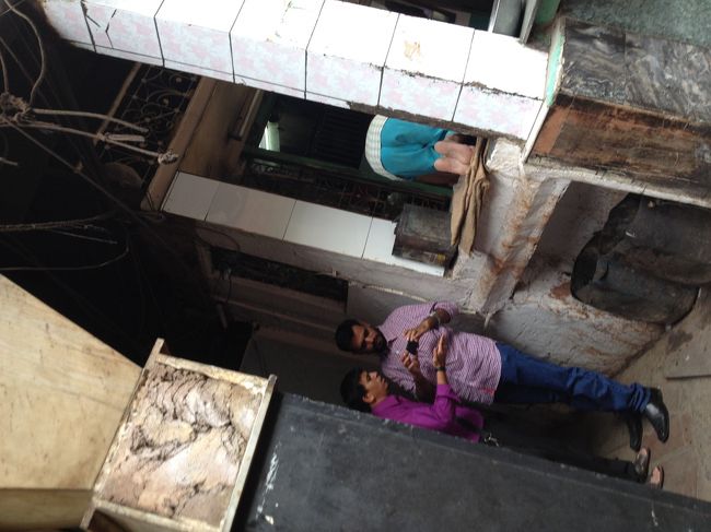 なんだか怪しい角を曲がり