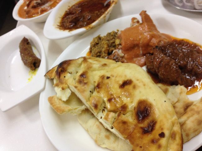 バターチキン、モツのカレー、ブレインカレー（羊の脳)のハーフとケバブなど頼みました。<br /><br />結構オイリーでしたが美味しくて完食しました。