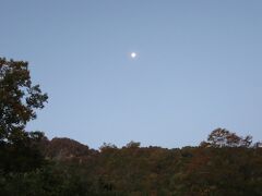 登山日朝、5:00に宿を出て、空いている国道と雨飾高原キャンプ場への道を飛ばしてきたら30分で雨飾高原キャンプ場に着いてしまいました。

空は白んでましたがまだ月がはっきり見えてました。

明らかに速度超過！